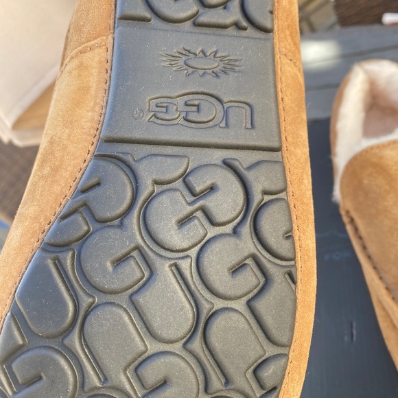 Ugg slipper size 10-11 - Picture 3 of 6